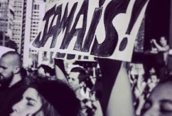 Mulheres marchando contra o retrocesso